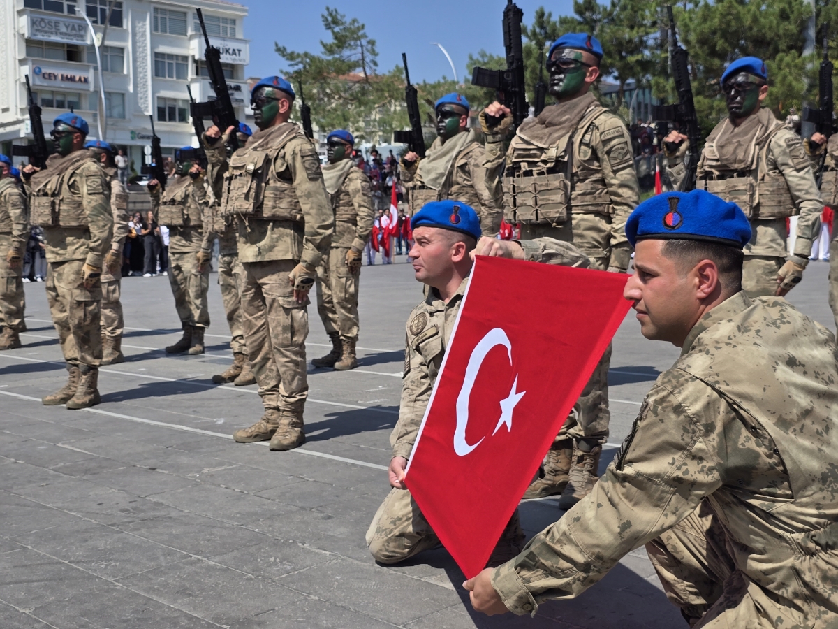 Yozgat'ta 30 Ağustos coşkusu... Komandolar gösteri yaptı!