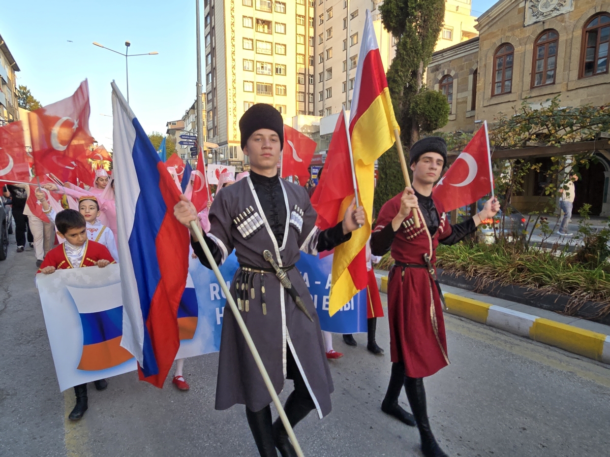 Dünya'nın dört bir yanından geldiler! Yozgat'ta renkli kutlama!