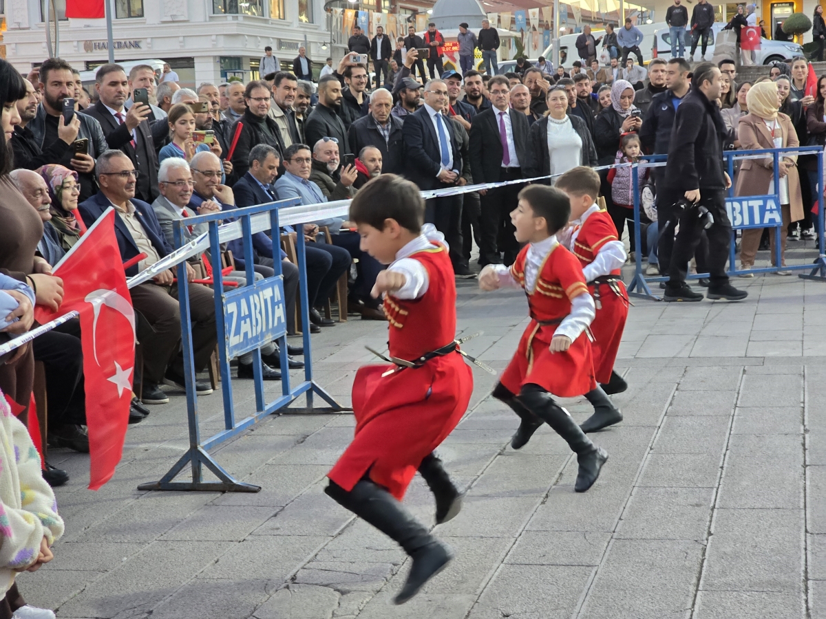Dünya'nın dört bir yanından geldiler! Yozgat'ta renkli kutlama!