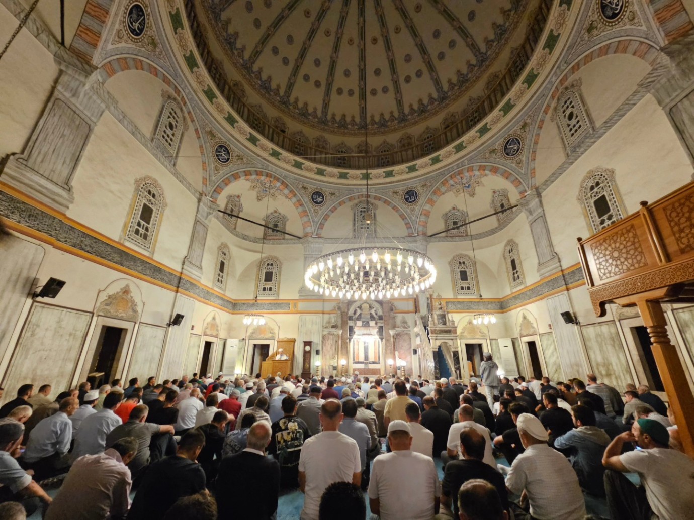 Camiler doldu taştı