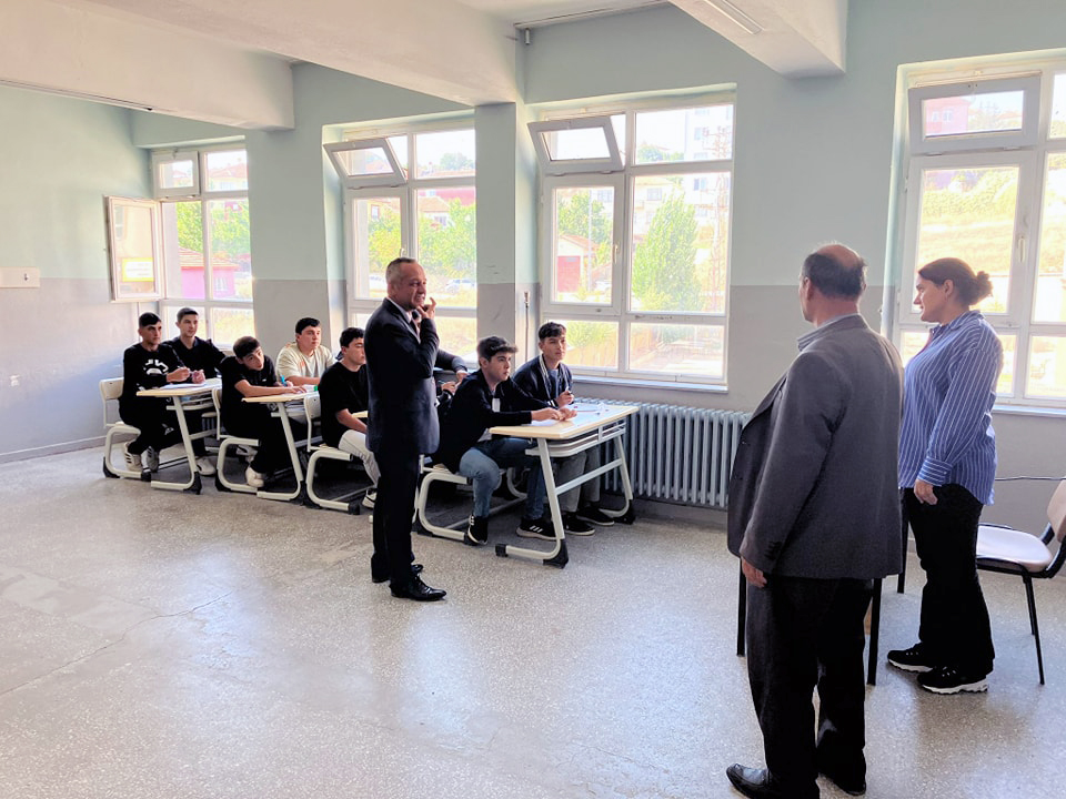 Sınıfları gezerek çalışmaları inceledi
