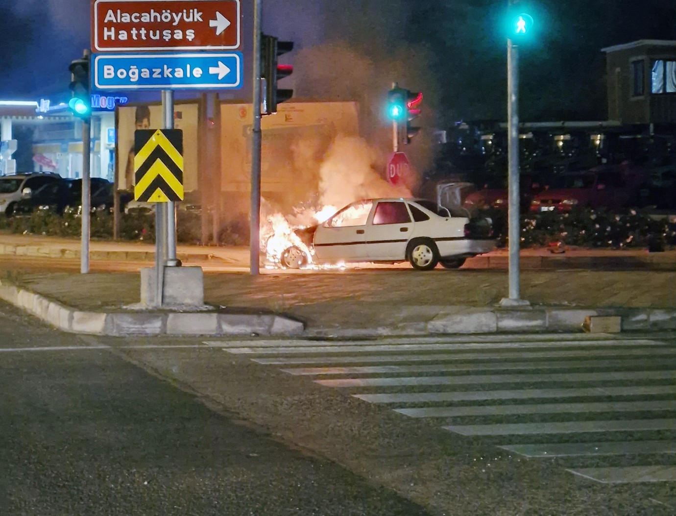 Yozgat'ta otomobil bir anda alev aldı.. Sürücü canını zor kurtardı! 