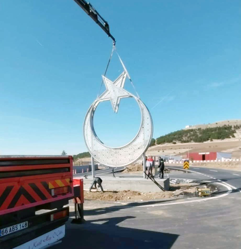 Dört yoldaki kavşaktan taşınmıştı  Yeni yerini açıkladı 