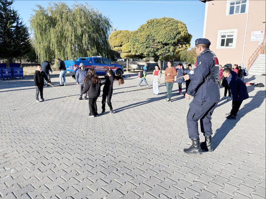 Jandarma şaşırtmaya devam ediyor...  Çocukları mutlu etti!