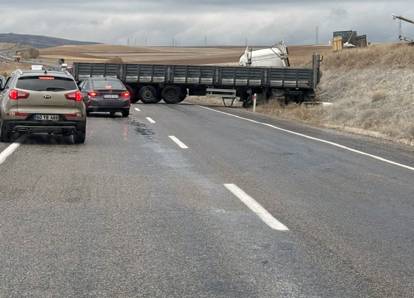 Yozgat'ta tır yoldan çıktı... Trafik durdu 