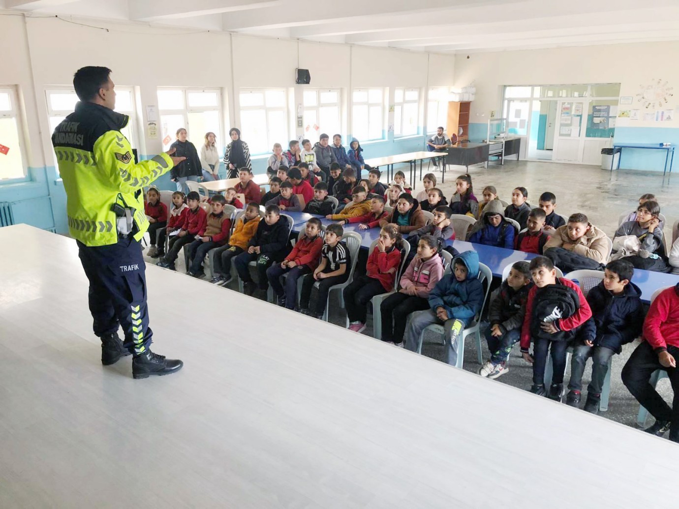 Jandarma okul okul geziyor! Öğrencilere tek tek anlatıyor... 