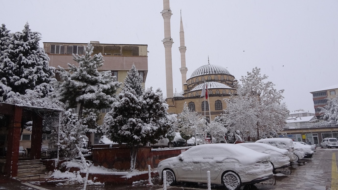 Sorgun güne beyaz örtü ile uyandı.. Kar vatandaşları sevindirdi 