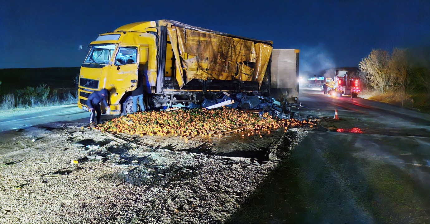 Kamyon devrildi, mandalinaların saçıldığı yol trafiğe kapandı
