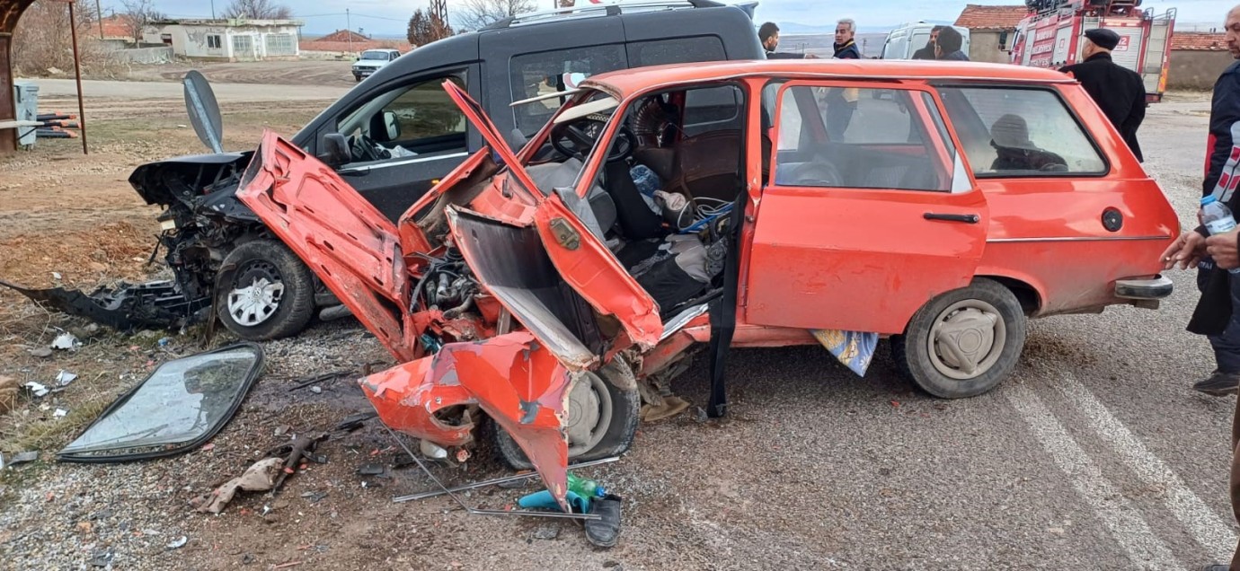 Otomobil ticari araçla çarpıştı! Hurdaya dönen araçta 1'i ağır 3 kişi yaraladı.. 
