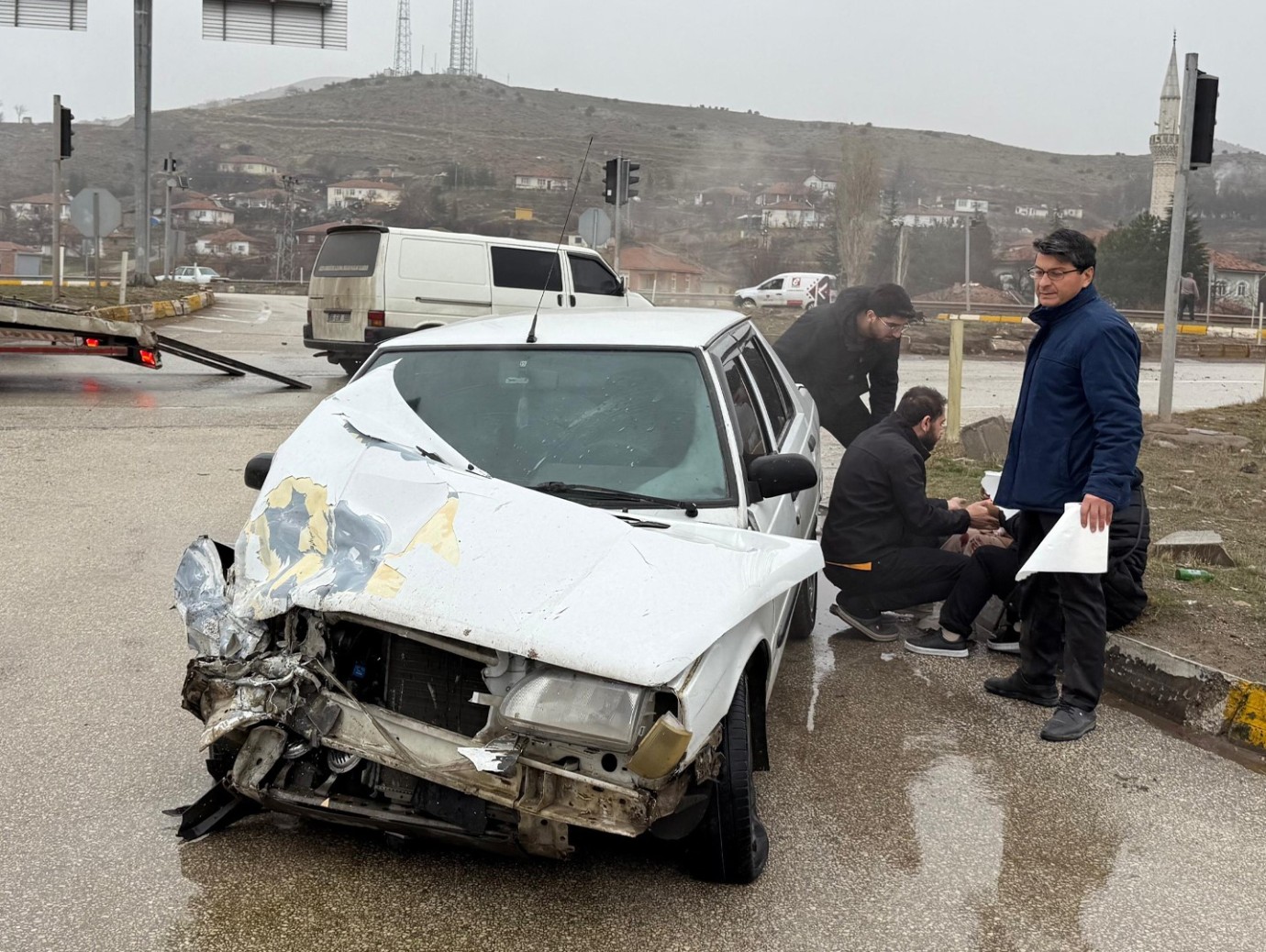 Otomobil ile minibüsün çarpıştı: 3 kişi yaralandı! 