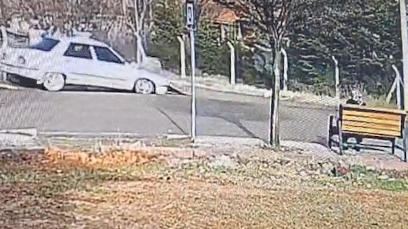 Otomobil duvara çarptı, 1 kişi öldü