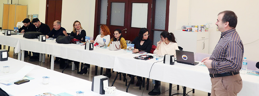 Yozgatlı akademisyen boş durmuyor! Şehir şehir gezip anlatıyor! 