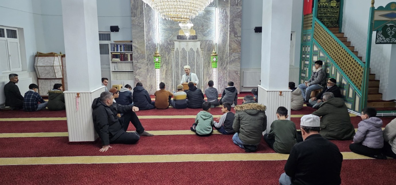 Yozgat’ta camide geleneksel hale geldi  Her namaz sonrasında yapıyorlar