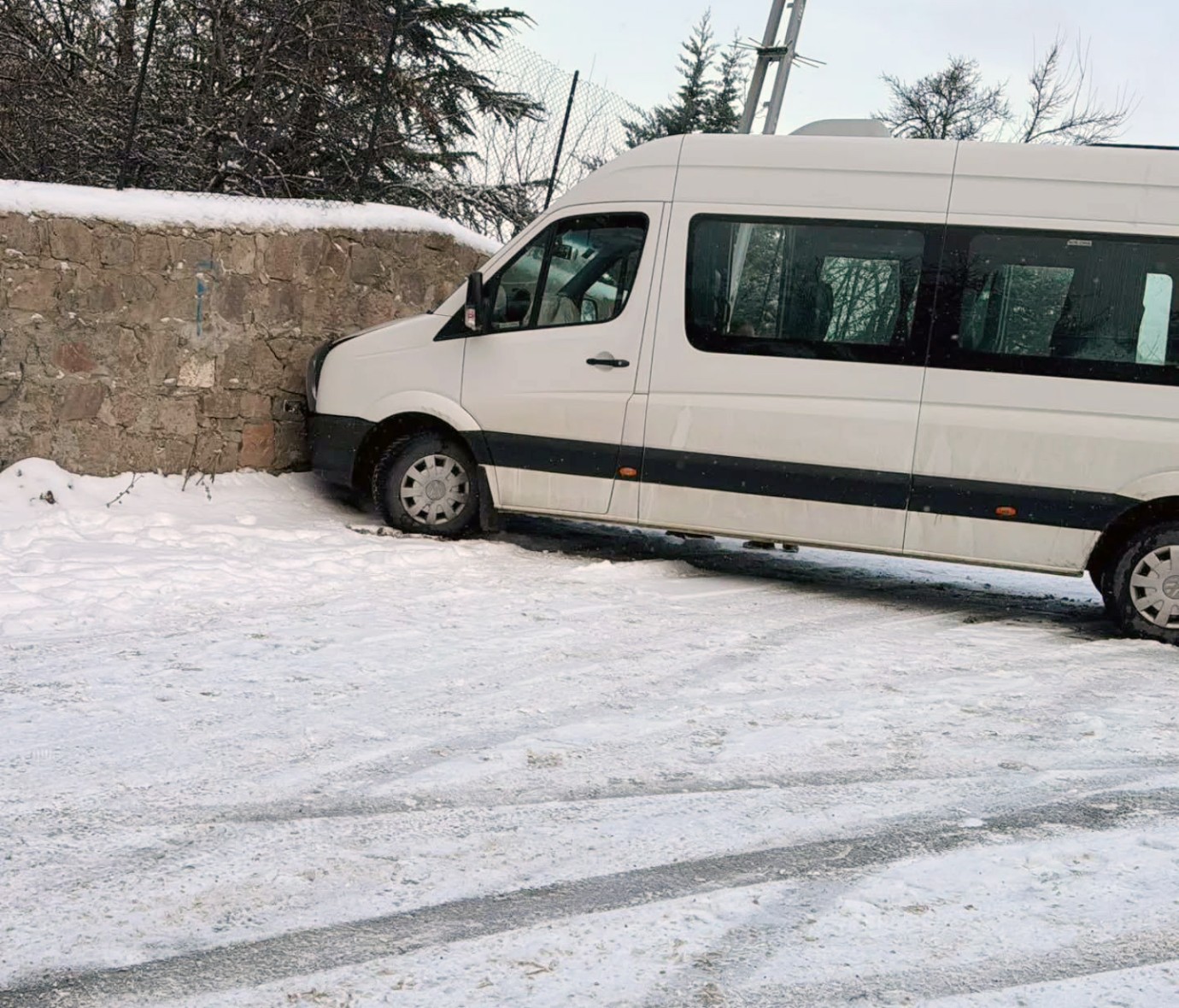 Okul servisi duvara çarptı: 8 öğrenci yaralandı