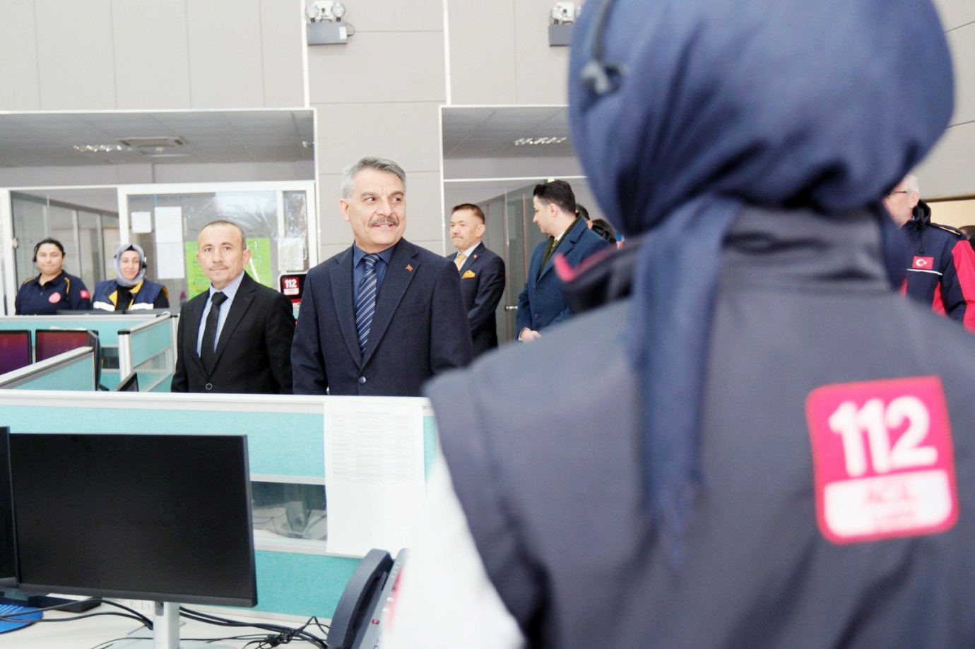 Vali Özkan ziyaret etti.. Personeline başarı belgesi verdi!