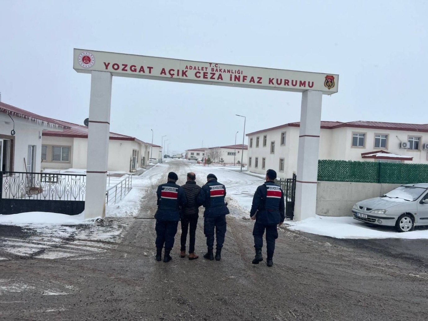 Dolandırıcılık ve hırsızlık suçundan aranıyorlardı  Yozgat’ta yakalandılar