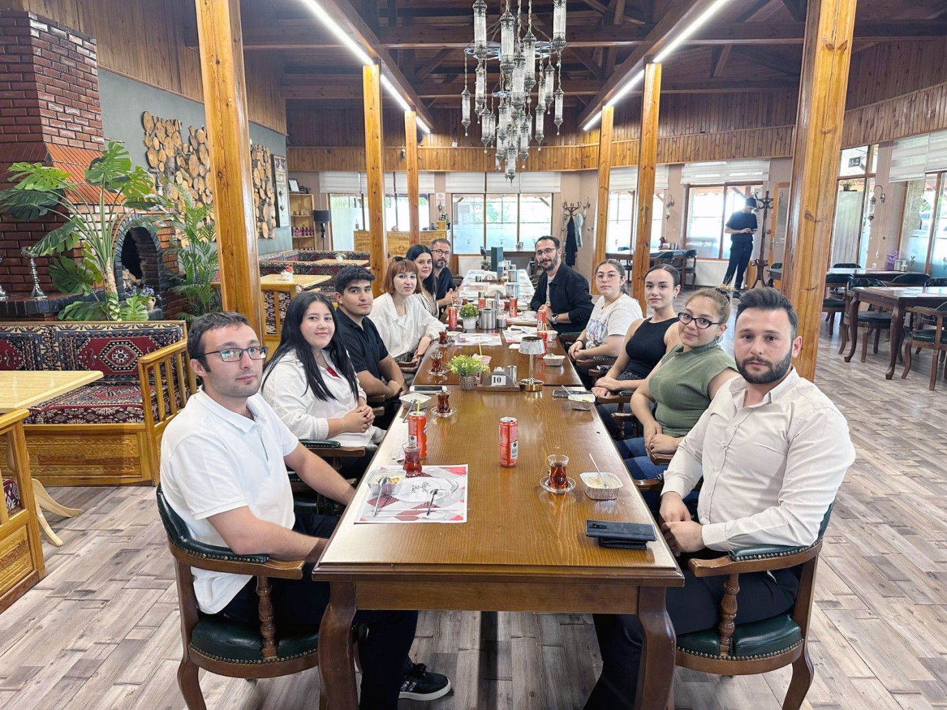Yozgat'ta gençlere rehberlik ediyor.. Motivasyon yemeği verdi! 