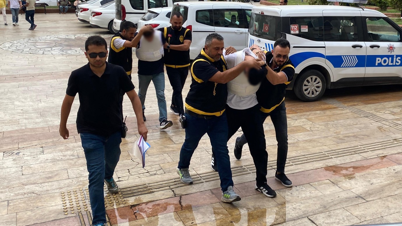 Yozgatlı mahallesinde silahlı kavga.. Çelik yelek ile adliye sevk edildiler!