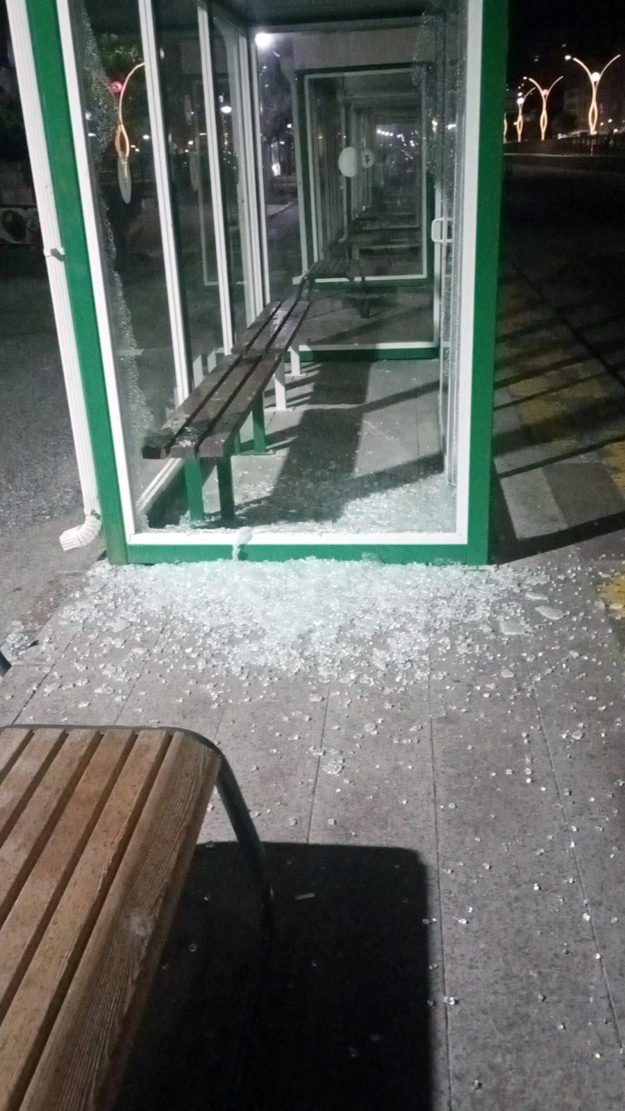 Yozgat Belediyesine ait otobüs durağının camını kırdılar! 