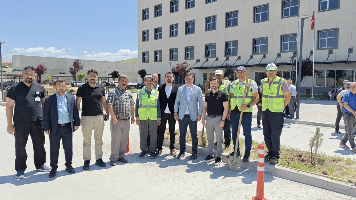 Hastanede Hem Ziyaret Hem Fidan Dikimi