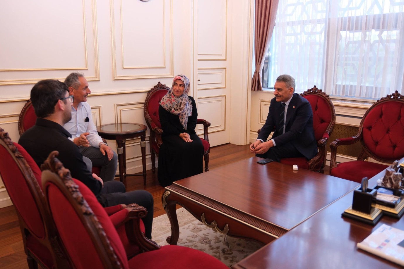 Vali Özkan vatandaşla birebir görüşerek talepleri dinliyor