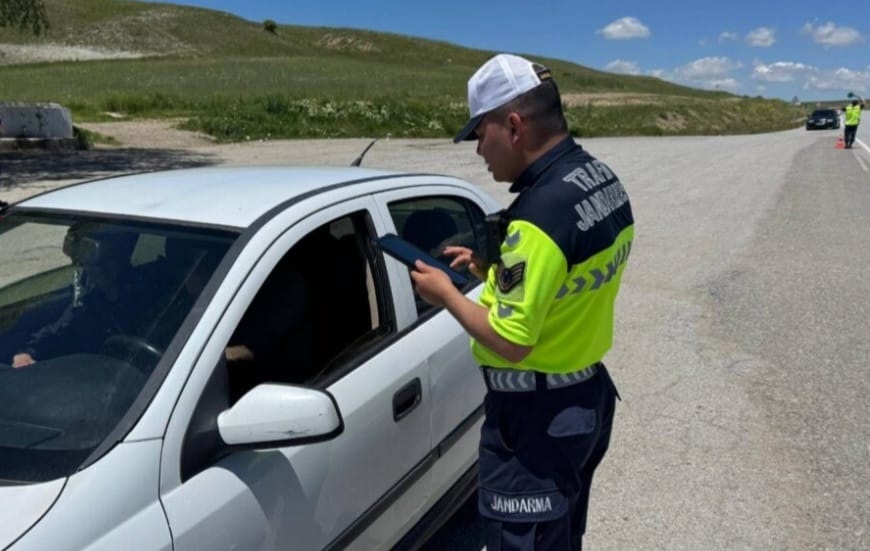 Trafik denetimlerinde 3 sürücüye işlem yapıldı