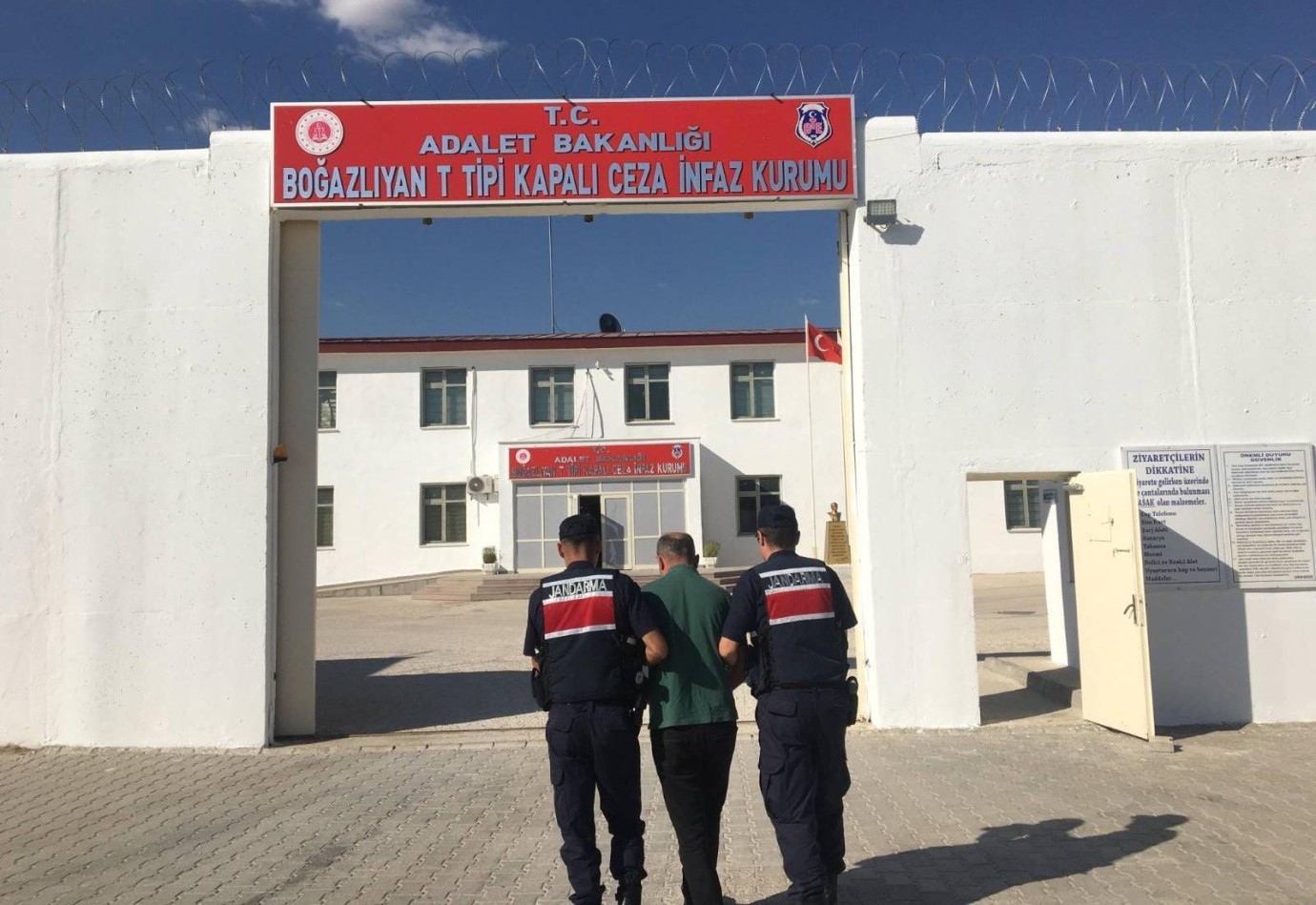 Aranan 5 şahıs jandarmadan kaçamadı