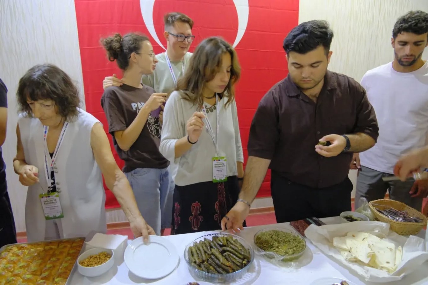Gençler aynı sofrada buluştu