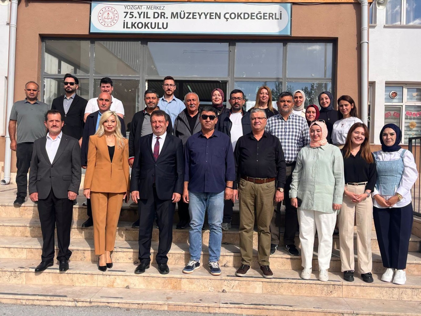 Türk, öğretmen ve öğrencilerle buluştu
