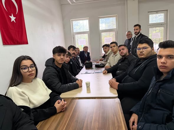 Akgül, üniversiteli gençlerle buluştu