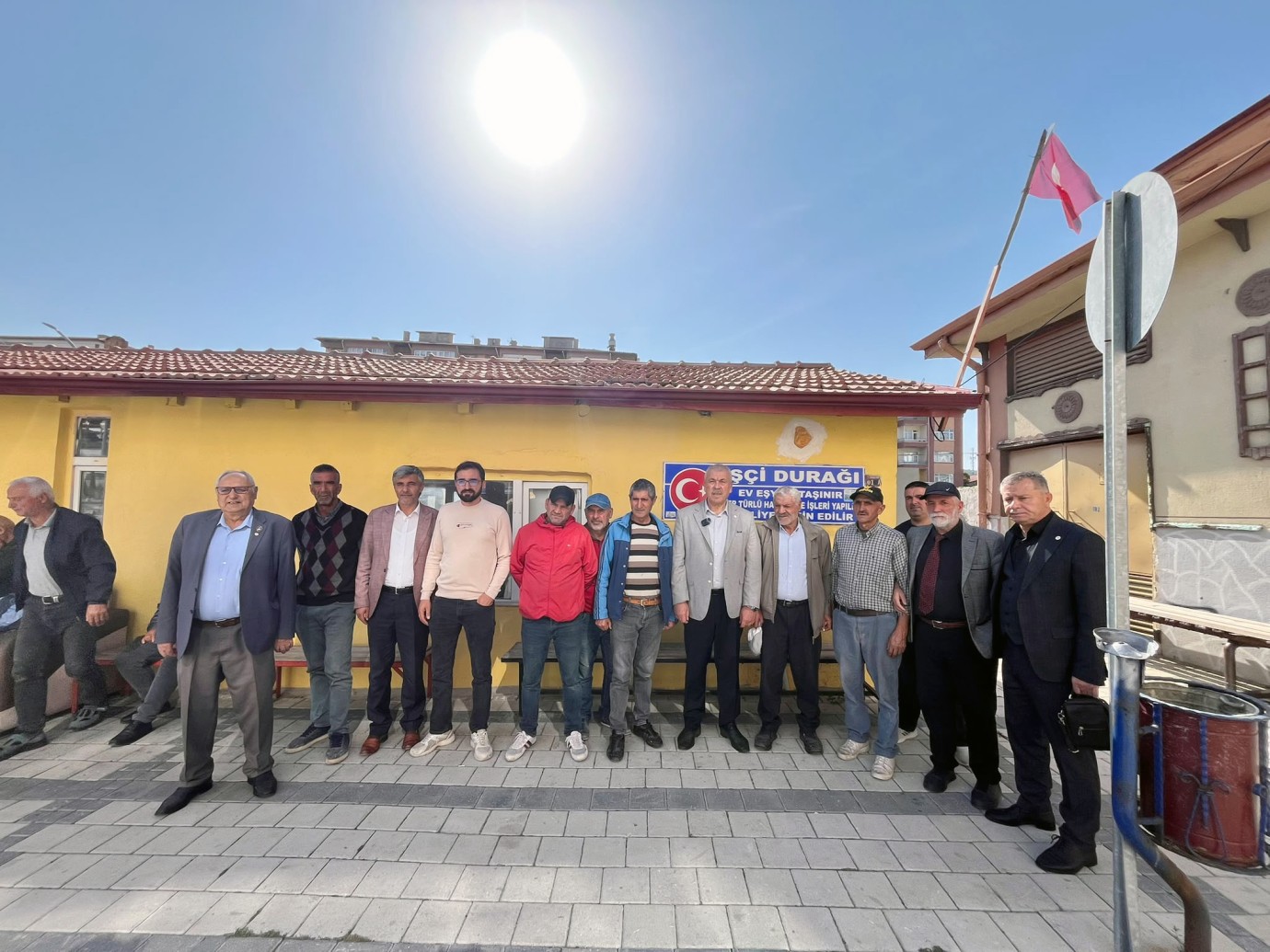 Yaşar, işçi durağında emekçileri dinledi