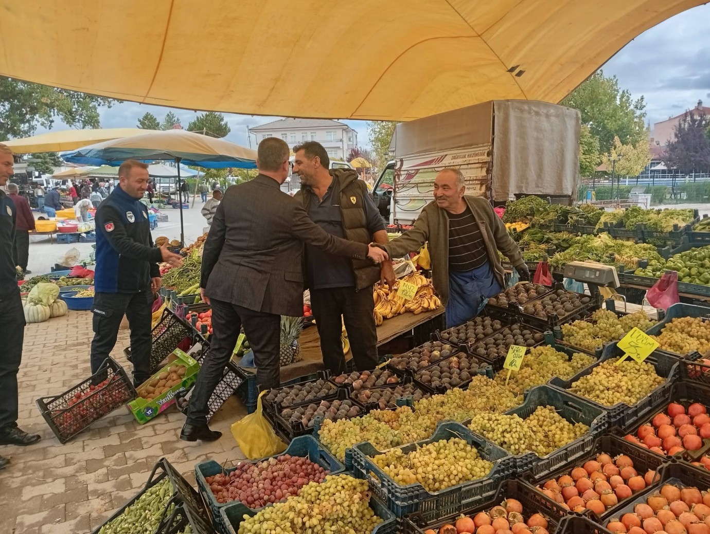 Eroğlu’ndan pazar esnafına ziyaret