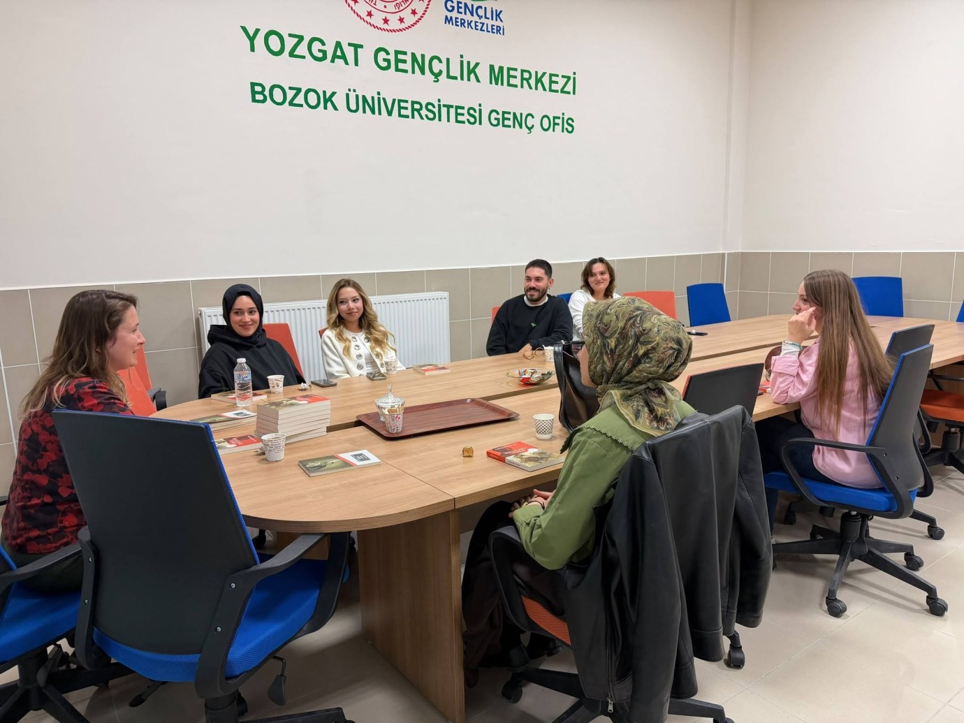 Gençlerden renkli kil boyama etkinliği