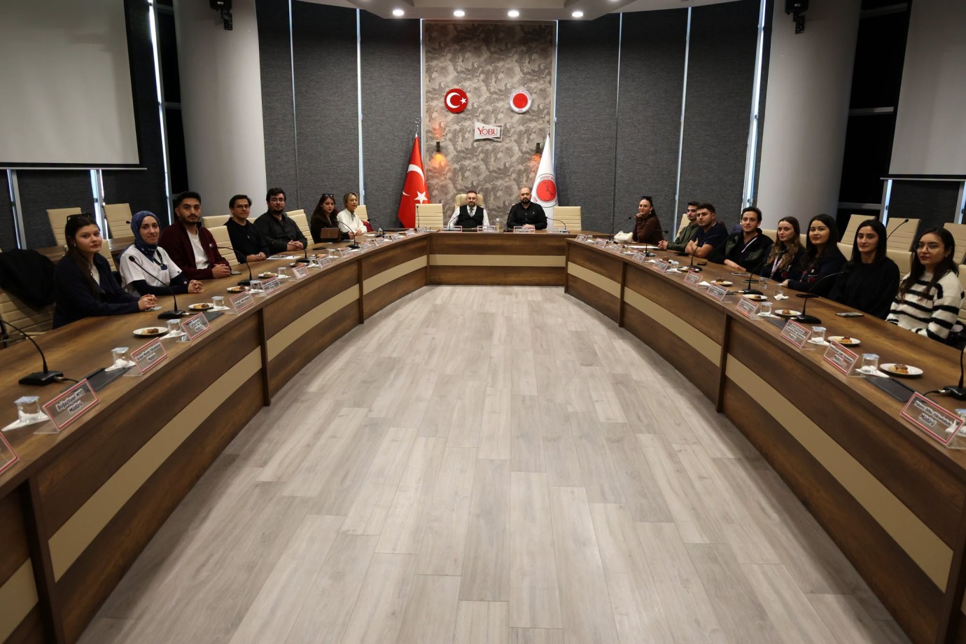 Öğrencilerin görüşlerini dinledi
