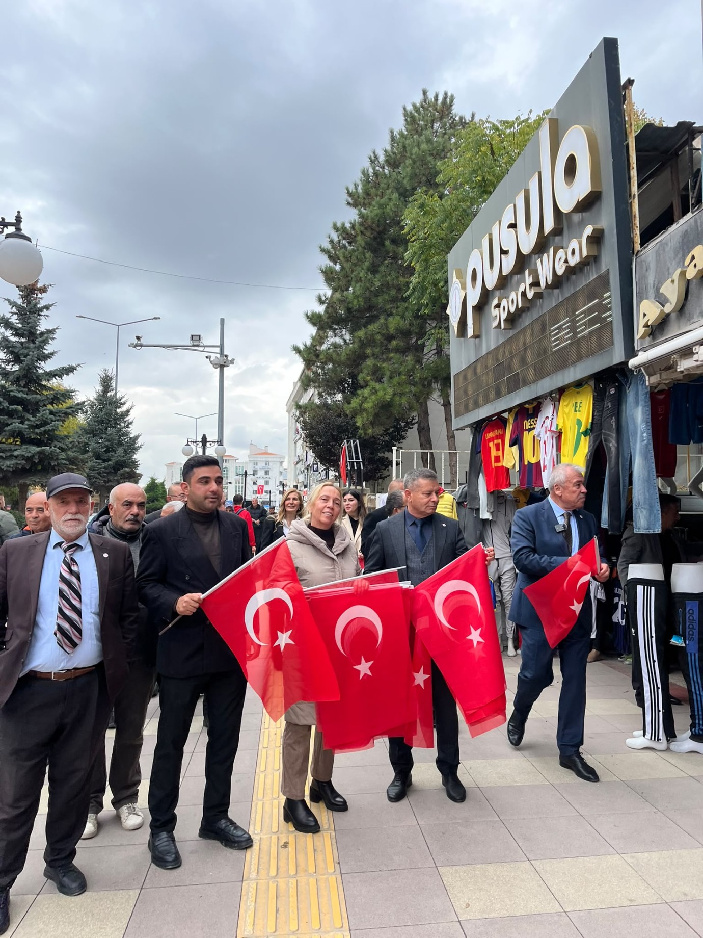 Bayraklar Cumhuriyet için dalgalandı