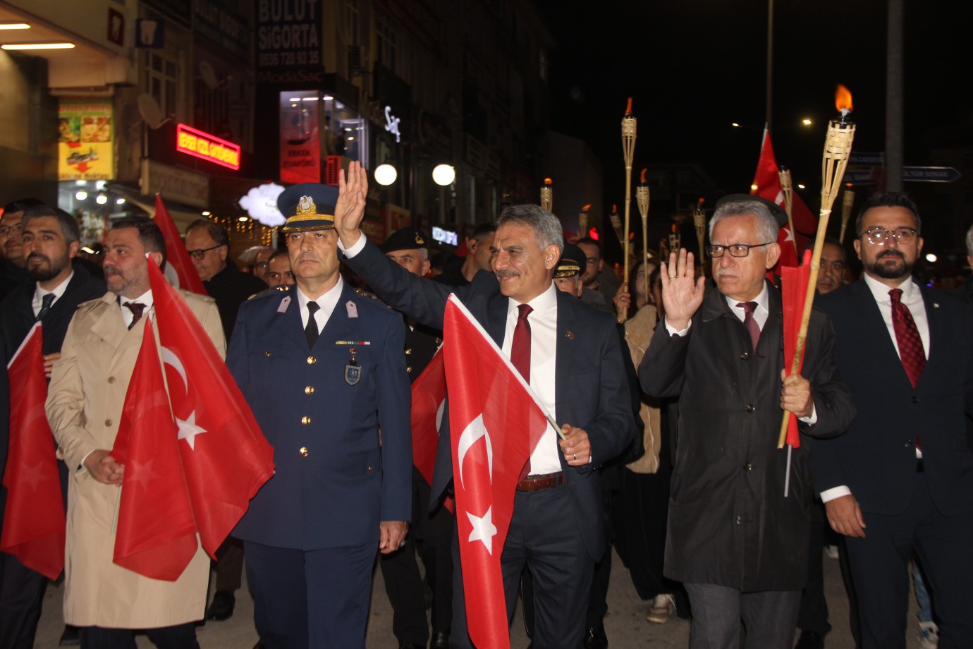 Cumhuriyet coşkusu sokaklara taştı