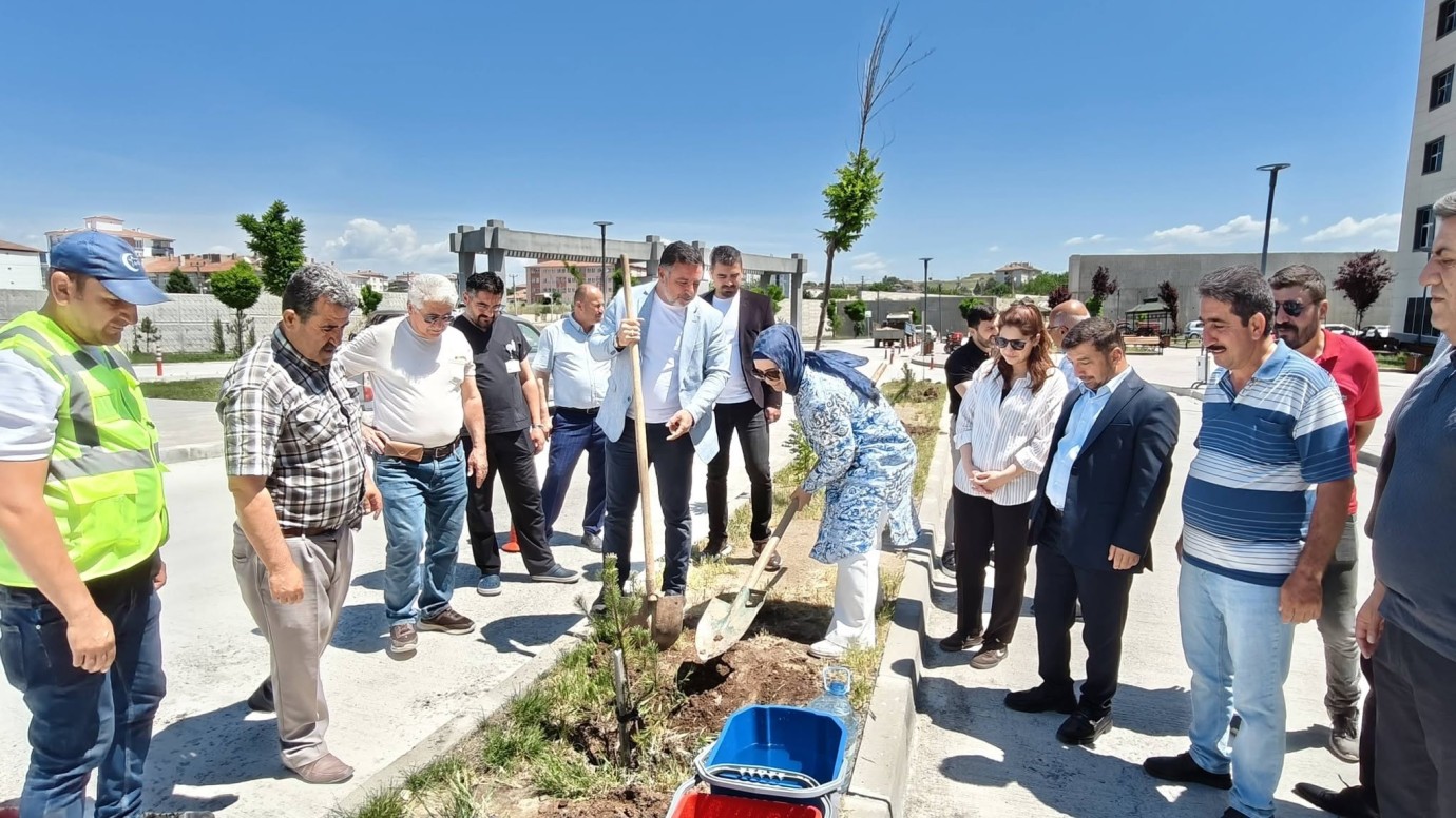 Hastanede Hem Ziyaret Hem Fidan Dikimi