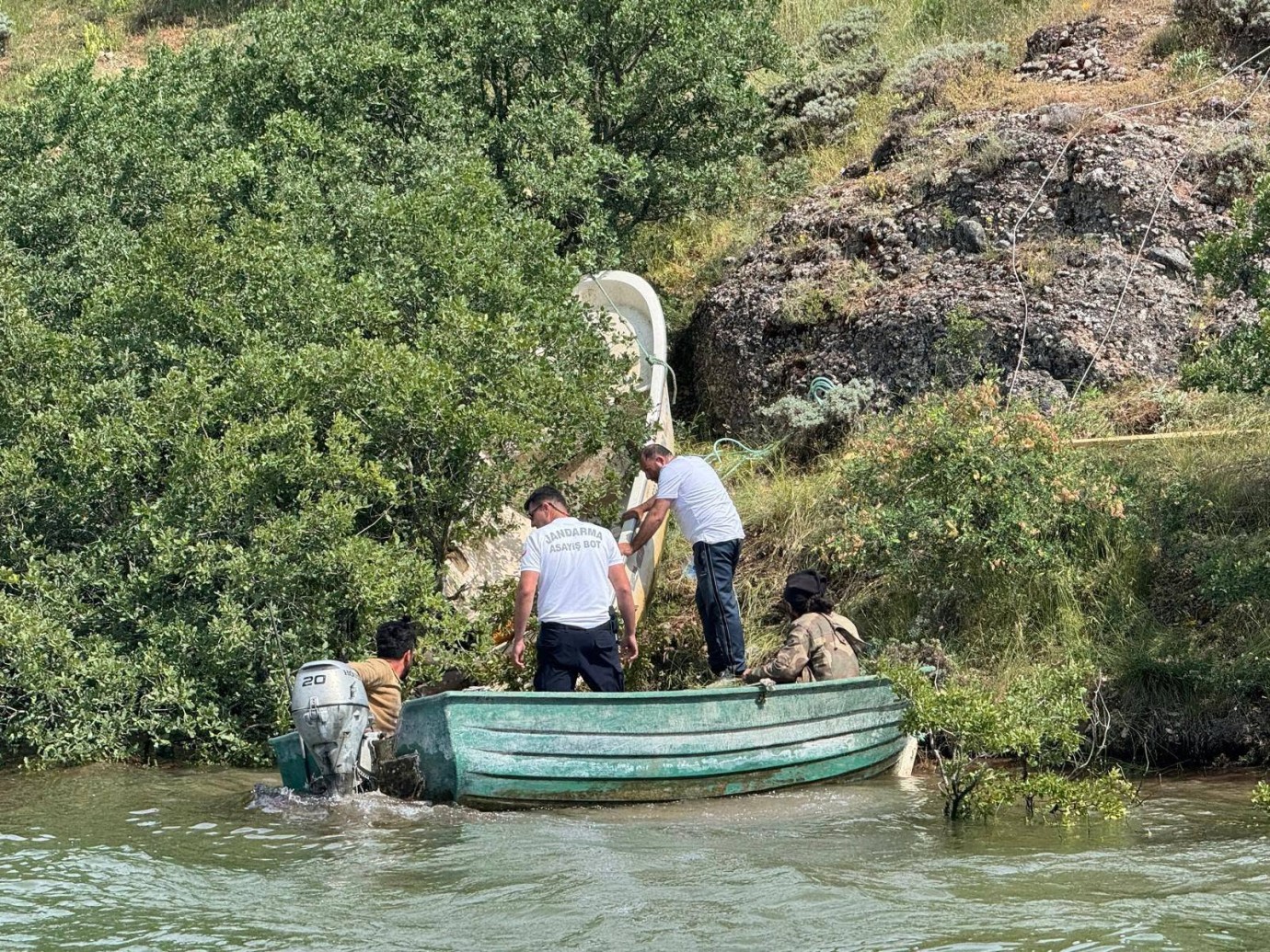 Balıkçı teknesi jandarma tarafından kurtarıldı