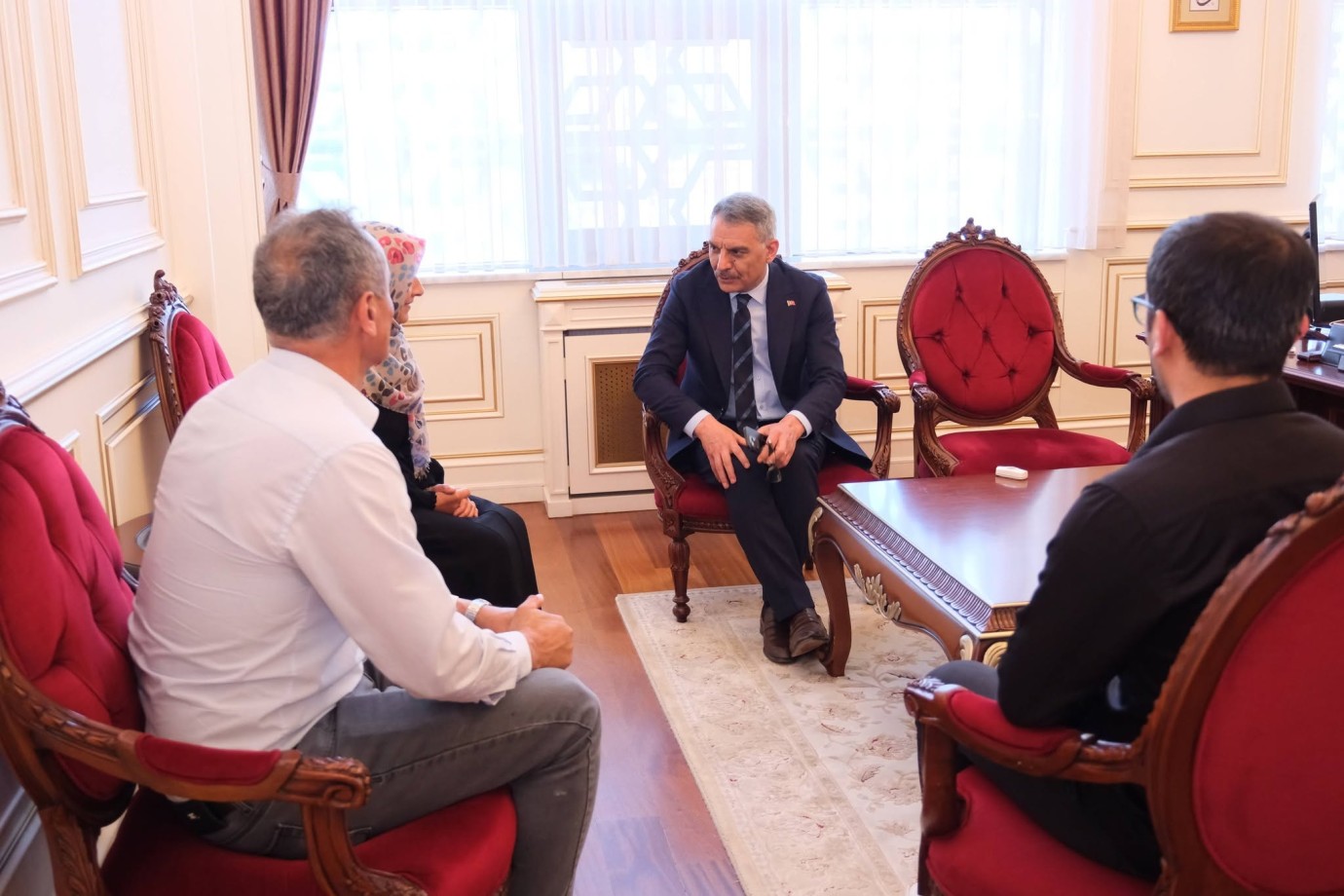 Vali Özkan vatandaşla birebir görüşerek talepleri dinliyor