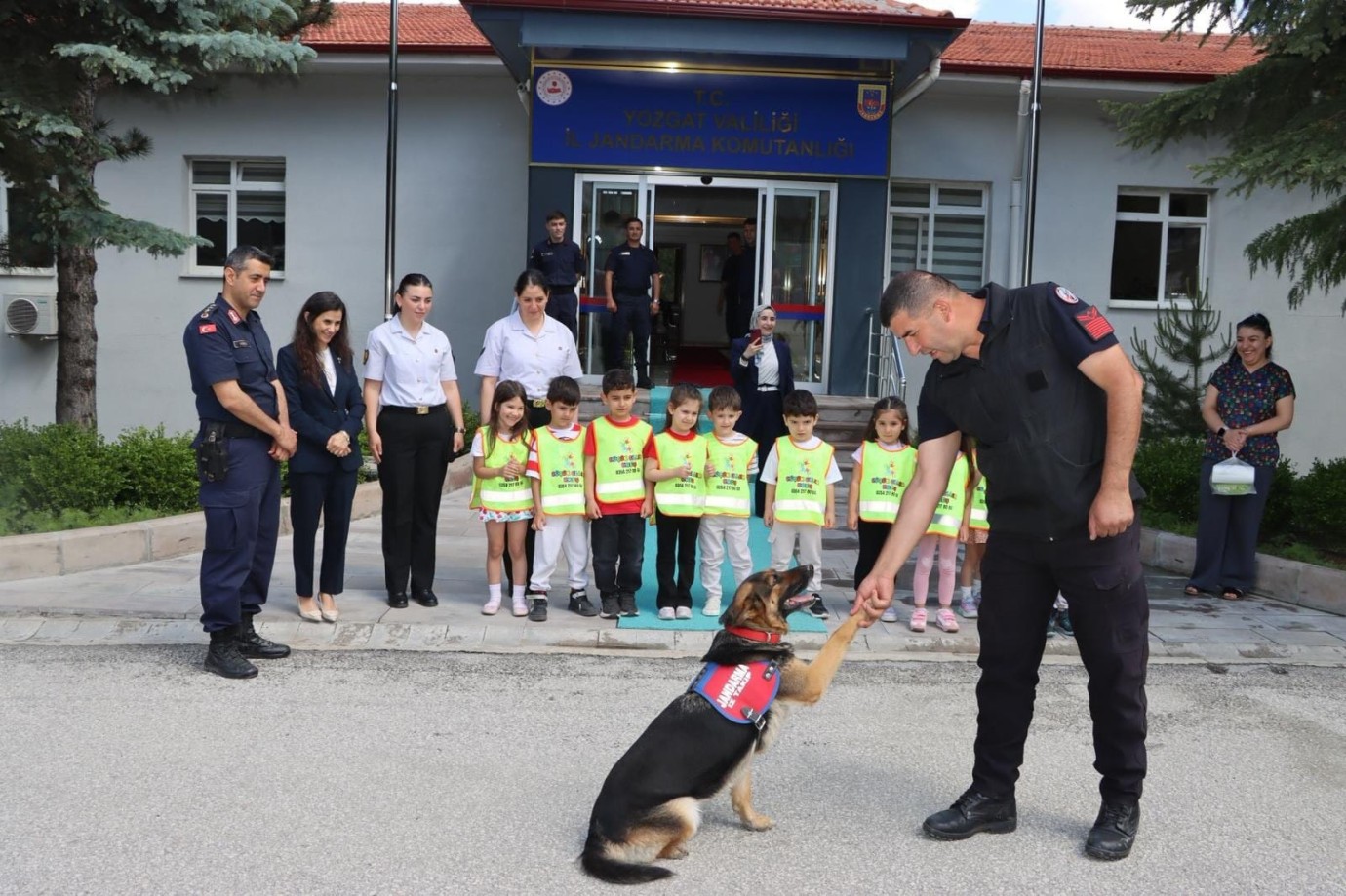 Miniklerden jandarmaya ziyaret