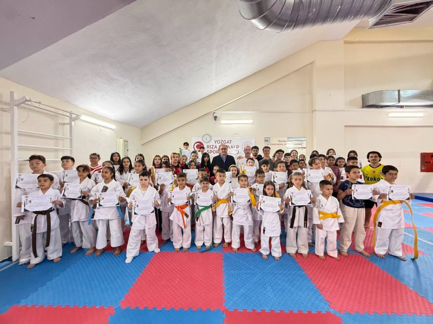 60 sporcu üst kuşağa yükseldi, 10 sporcu siyah kuşak aldı