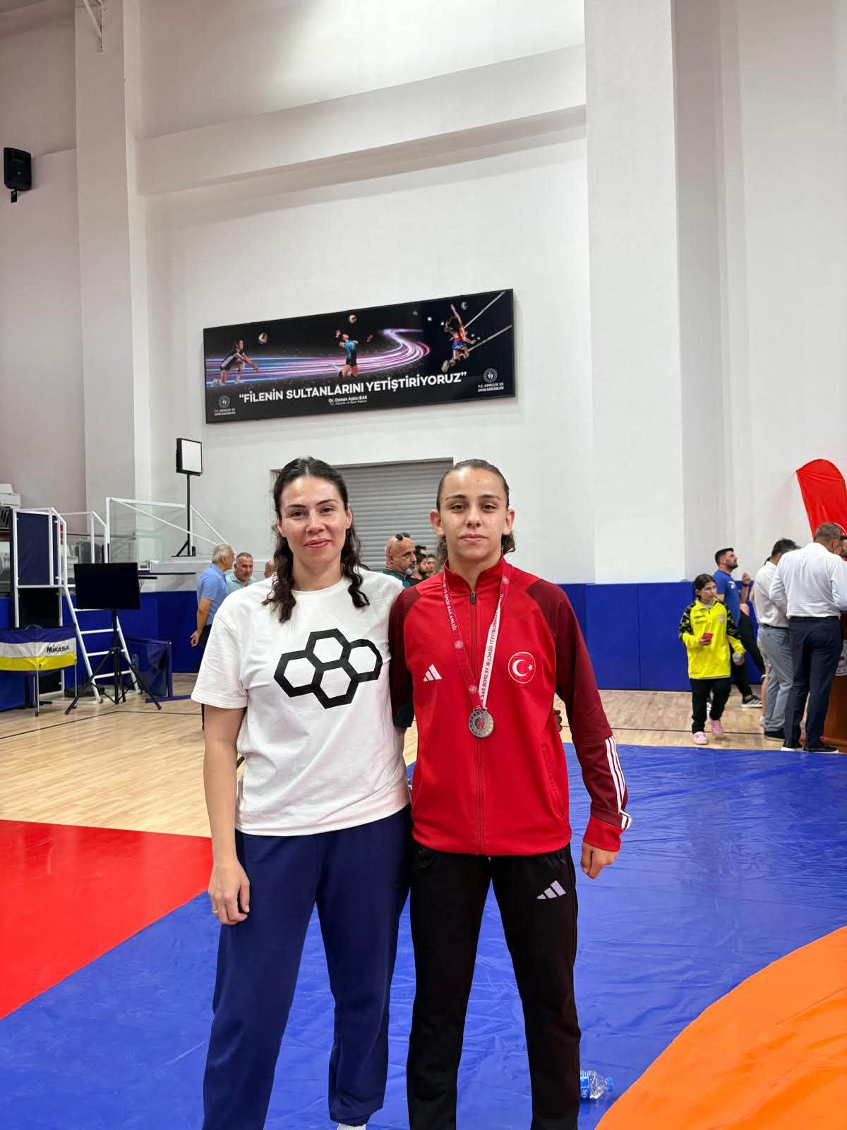 Yağmur Özdemir Türkiye ikincisi oldu