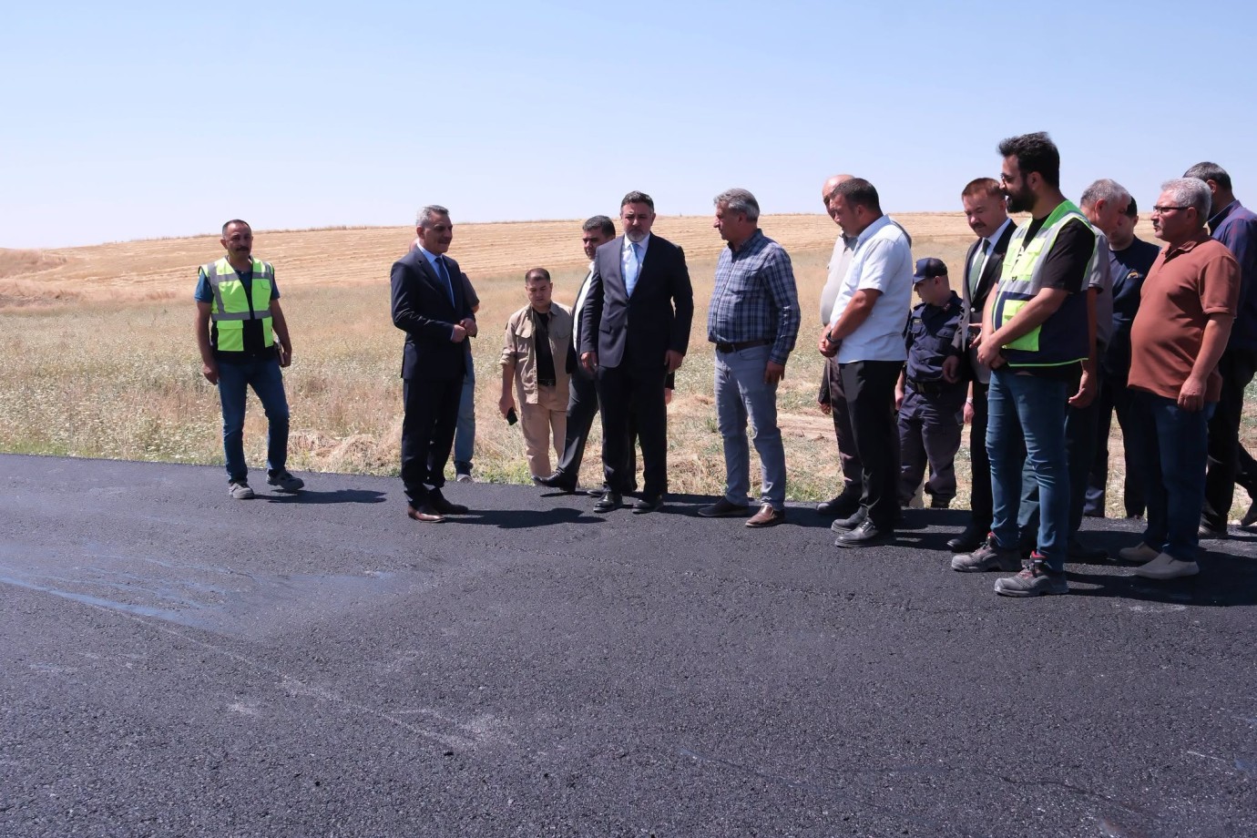 Vali Özkan, asfalt çalışmaları yerinde inceledi