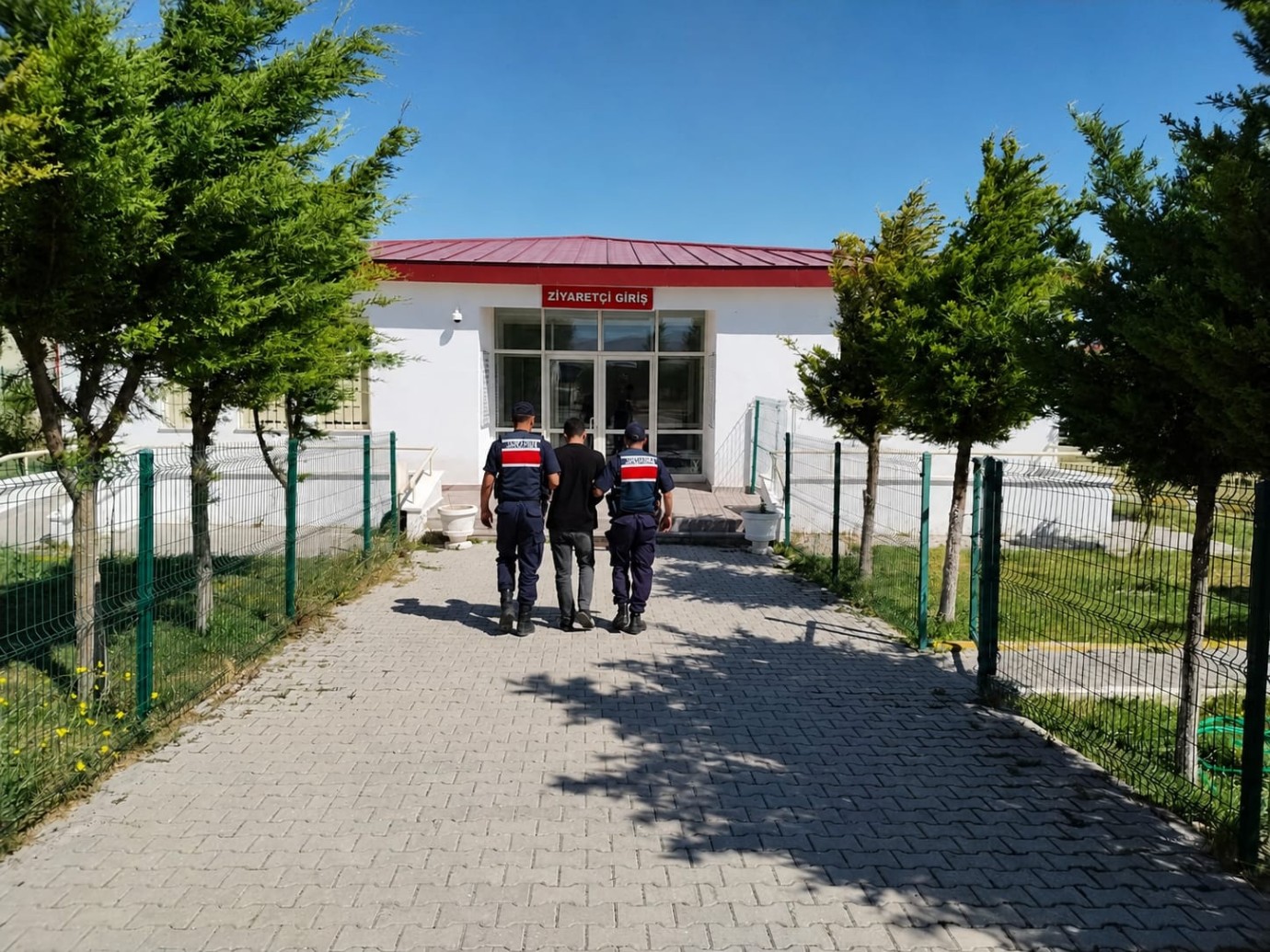 Jandarma operasyonunda aranan 2 şüpheli yakalandı