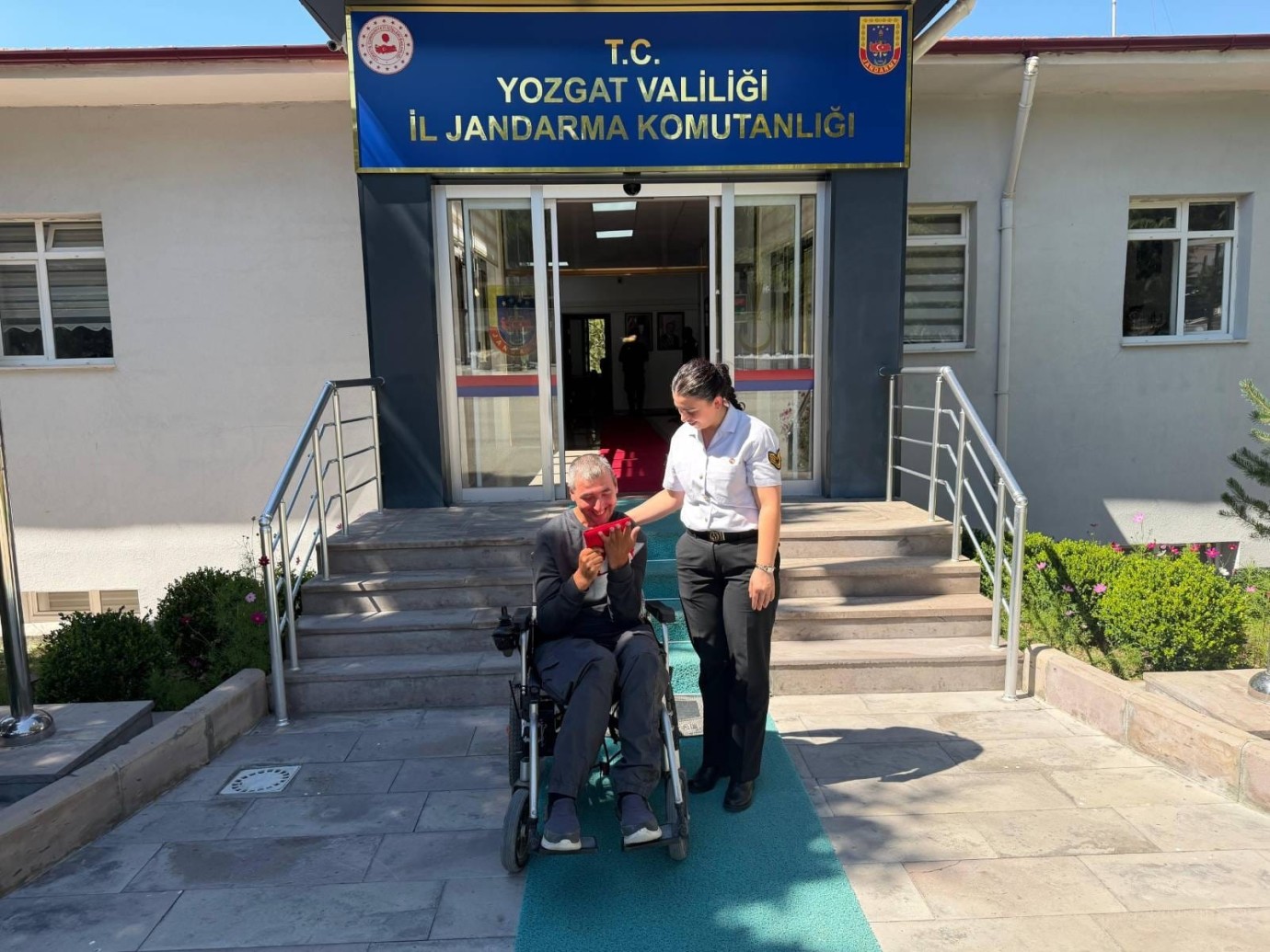 Jandarmadan gönülleri ısıtan bayrak sürprizi