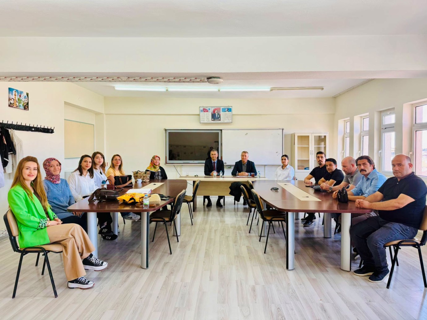 Türk, öğretmen ve öğrencilerle buluştu