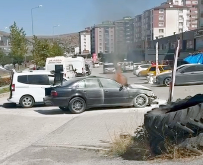 Kaza’da araç alev aldı