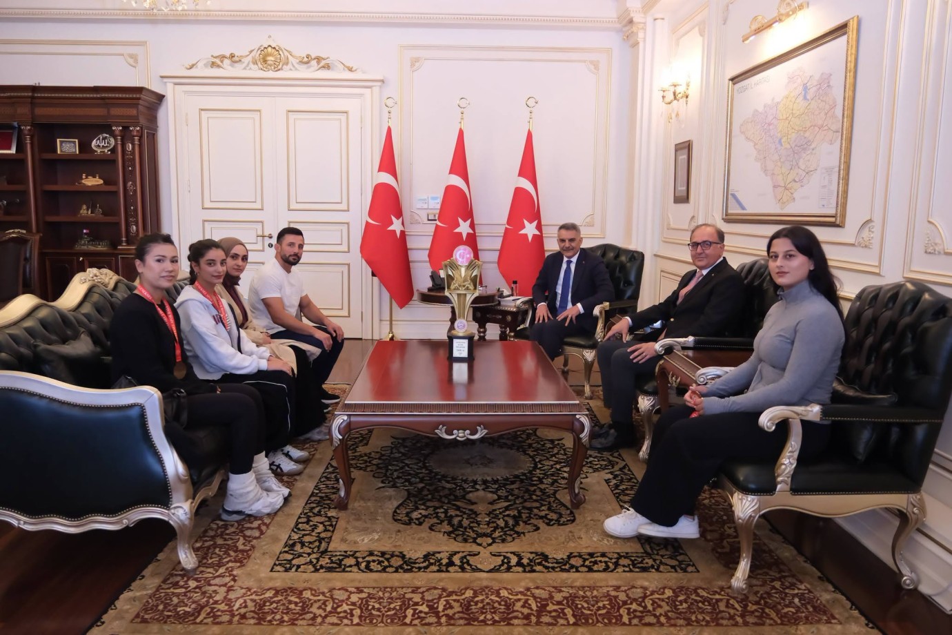 Şampiyon Mas Güreş Takımı Vali Özkan’ın konuğu oldu