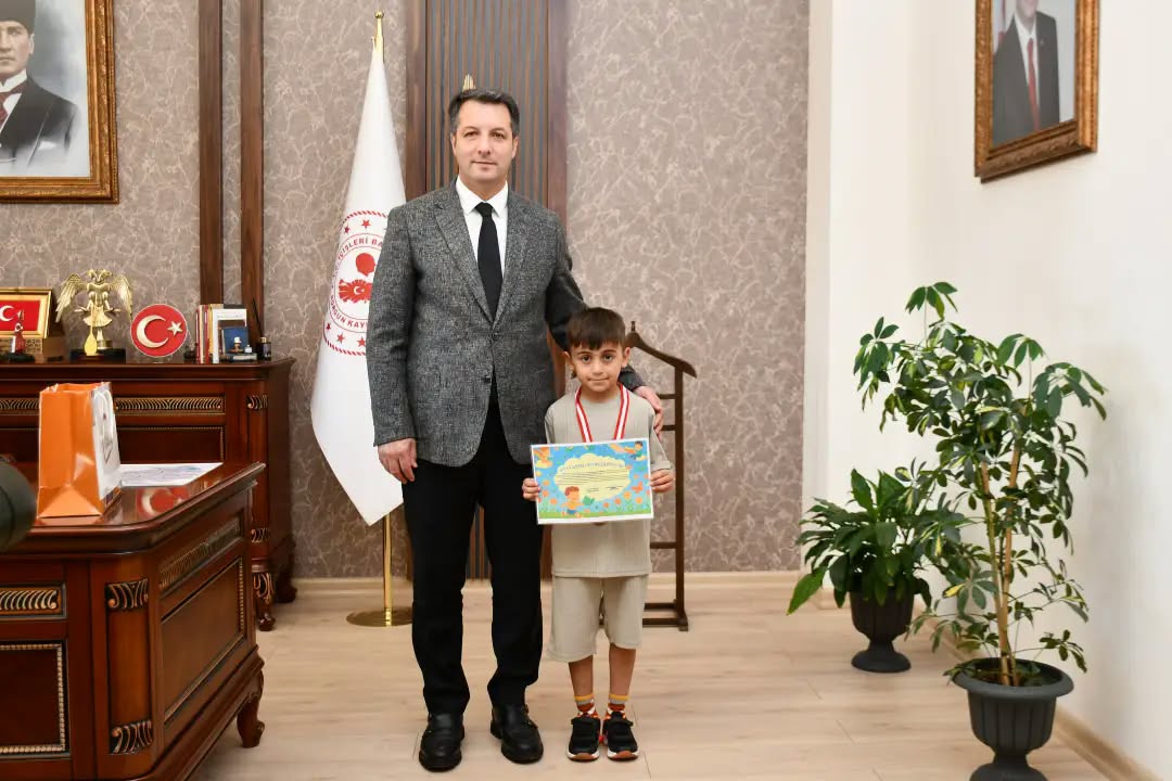 Kitap okuma şampiyonu ödülünü aldı