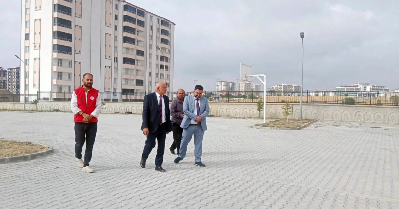 Öcal öğrenci ve öğretmenlerle bir araya geldi